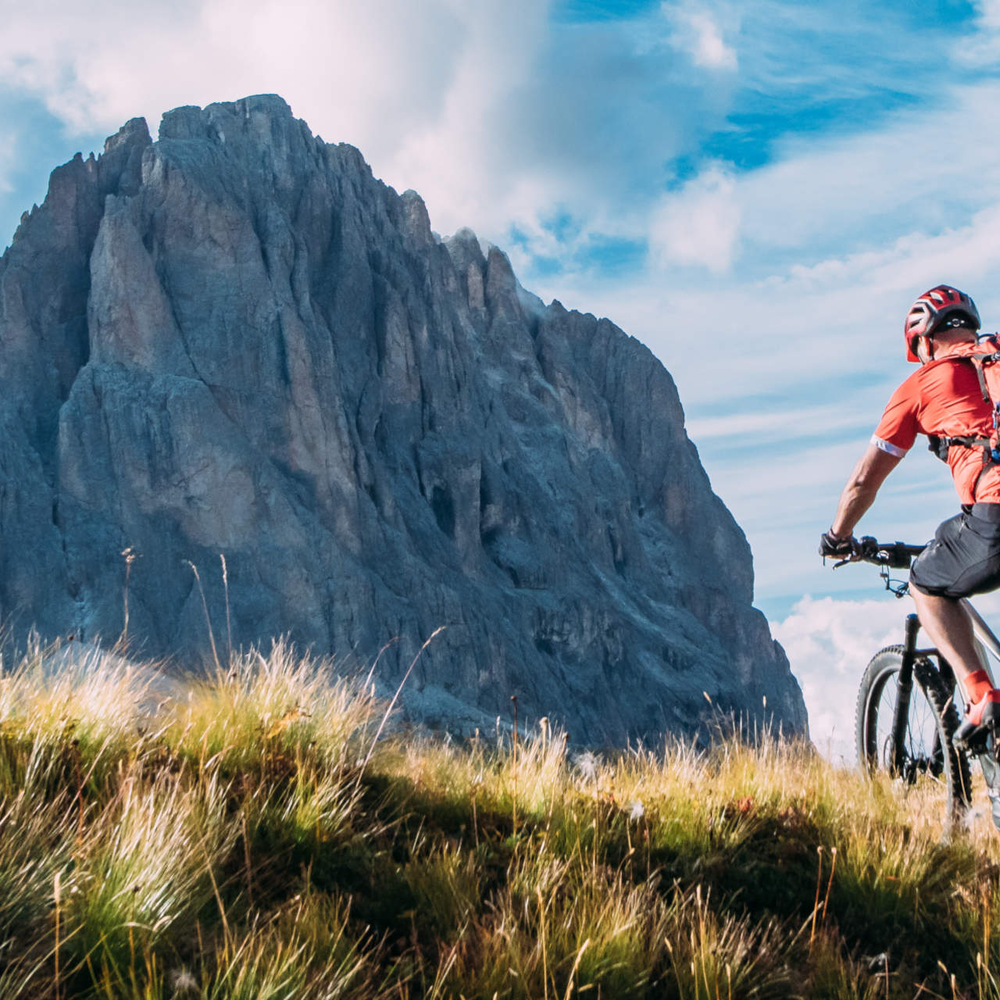 Berg- und Talfahrt - hoch hinaus mit dem richtigen Fahrrad Ein Mann fährt einen Berg hoch mit einem Fahrrad