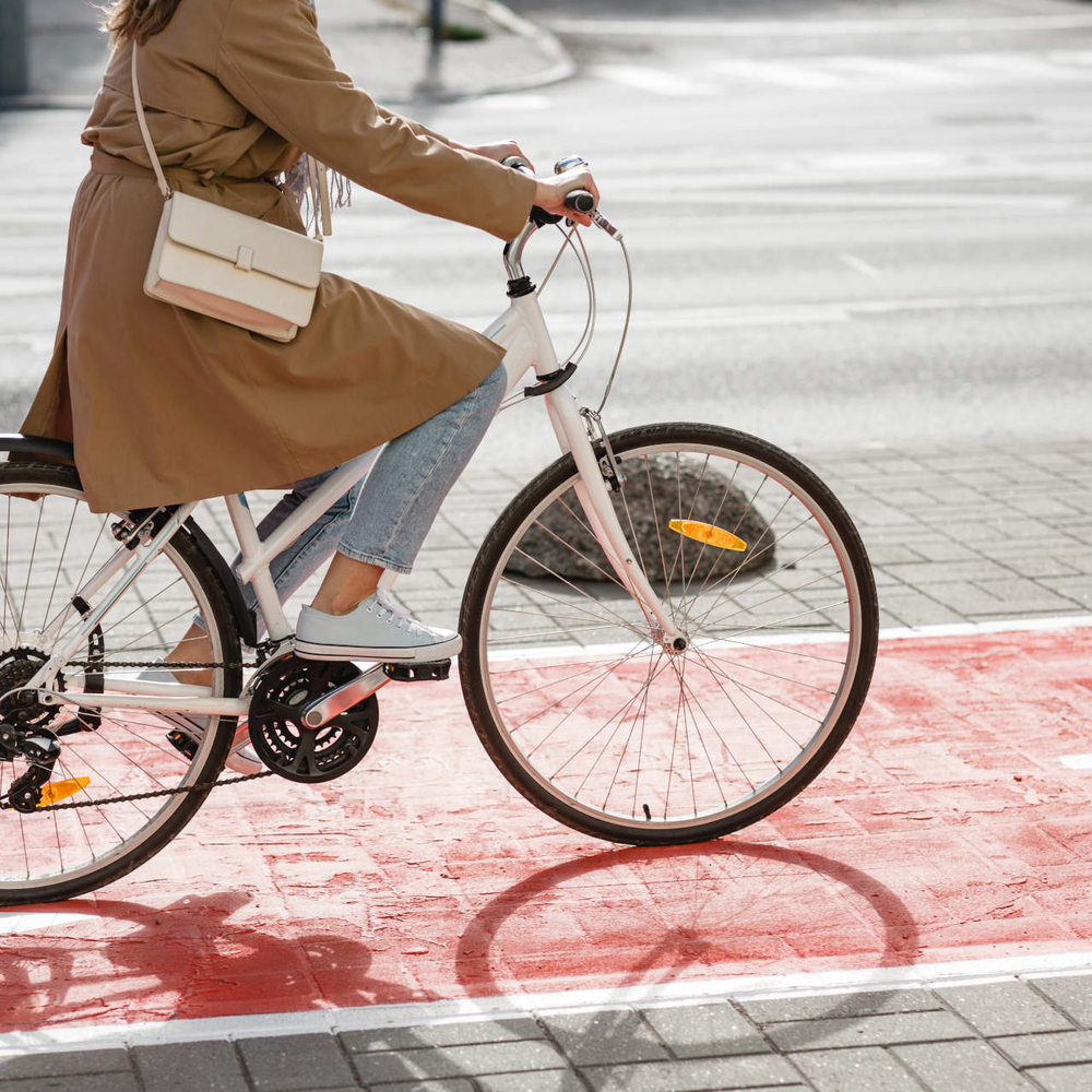 Fahrradfreundliche Stadt – so kann’s gelingen Frau fährt auf Fahrrad durch Stadt