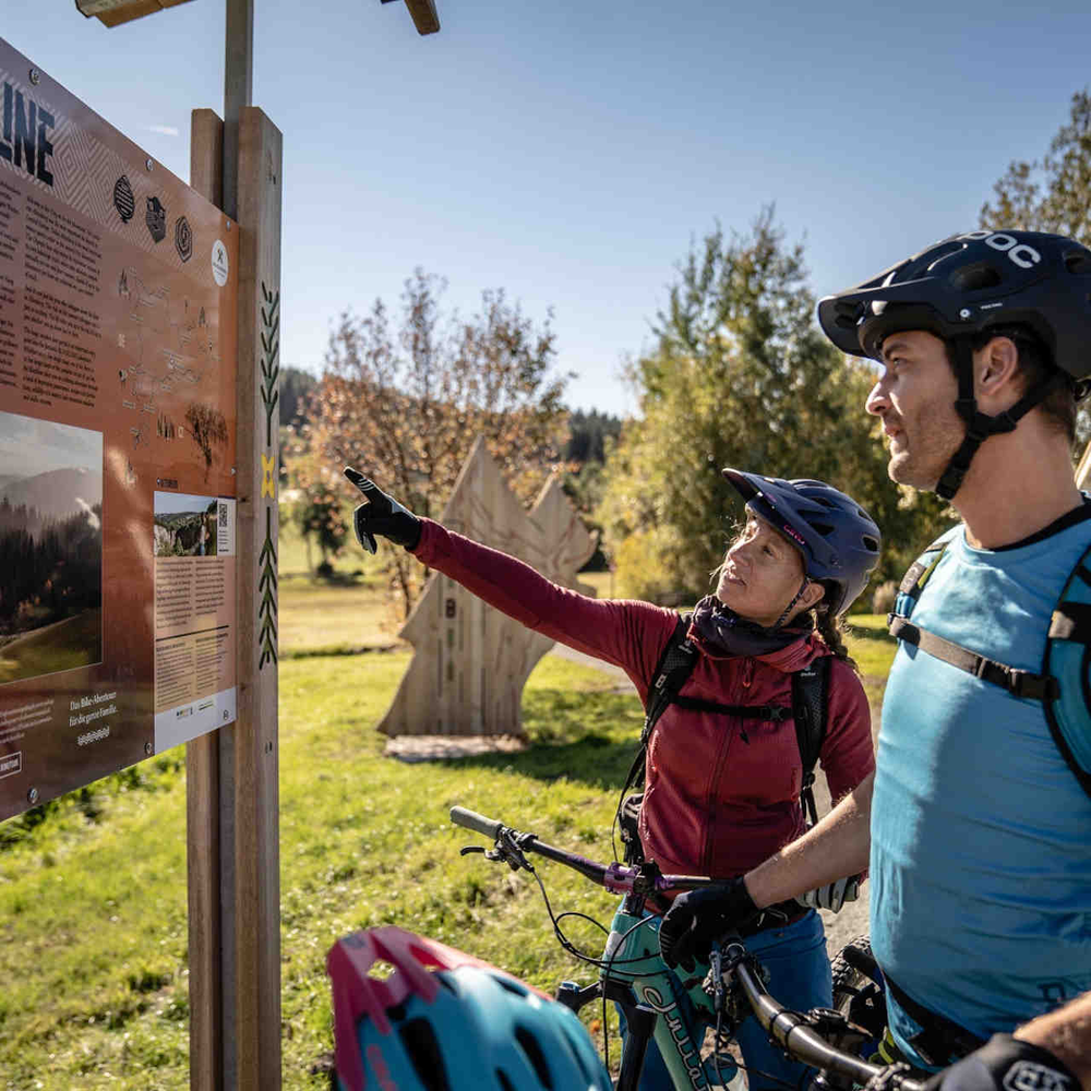 Die Blockline ist ein echtes Erlebnis zwei Fahrradfahrer vor der Blockline Map