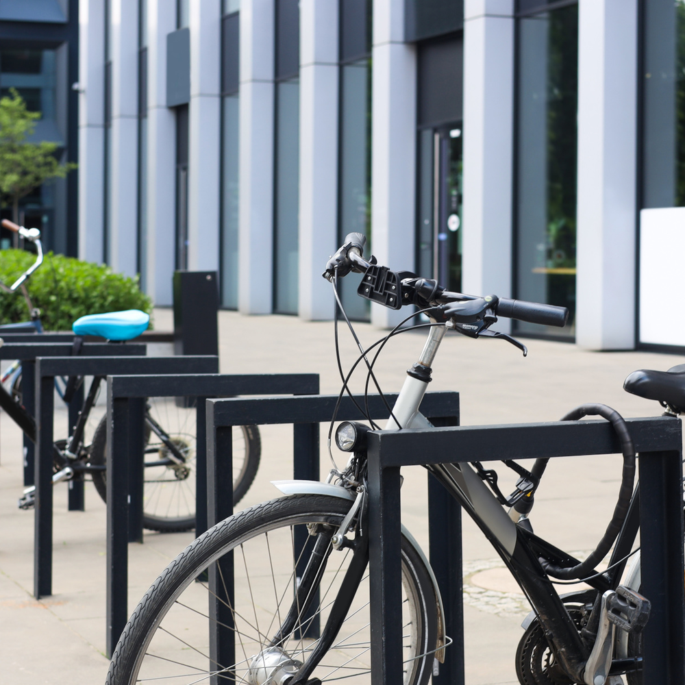 Bosch Battery Lock – die neue digitale E-Bike-Akku-Sperre Fahrräder stehen abgeschlossen an Fahrradständern