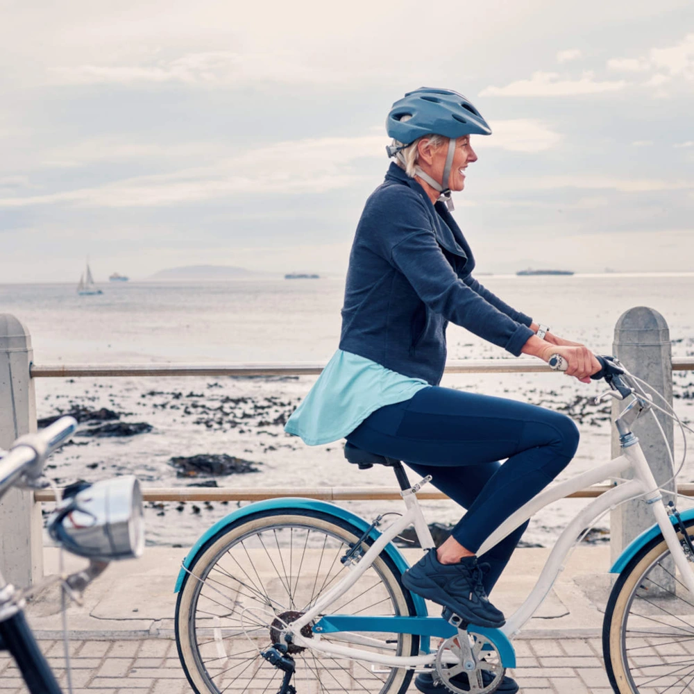 Carbon Fahrrad – welche Eigenschaften Carbon mit sich bringt Eine Dame fährt am Strand entlang