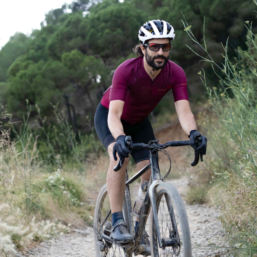 Ein Crossbike ist eine Mischung aus einem Mountainbike und einem Rennrad. Mann fährt auf Crossbike durch Steppe.