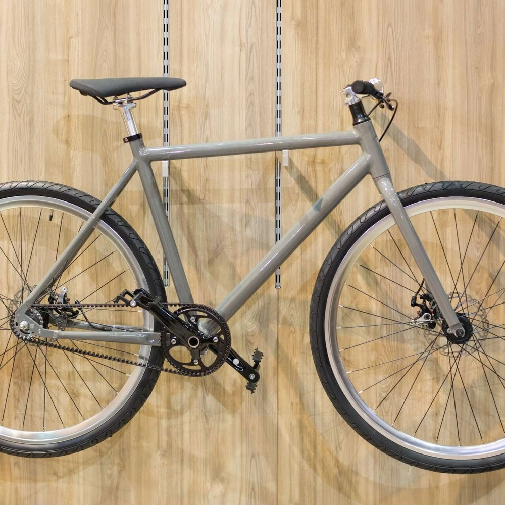 Das Fahrrad lagern im Winter Ein Fahrrad im Gebäude.