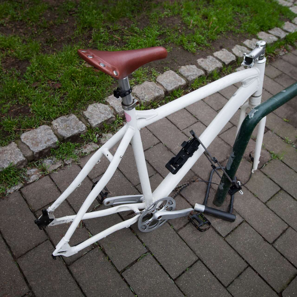 Diebstahlschutz für Fahrradsattel und Co. Ein Fahrradrahmen steht auf dem Gehweg.