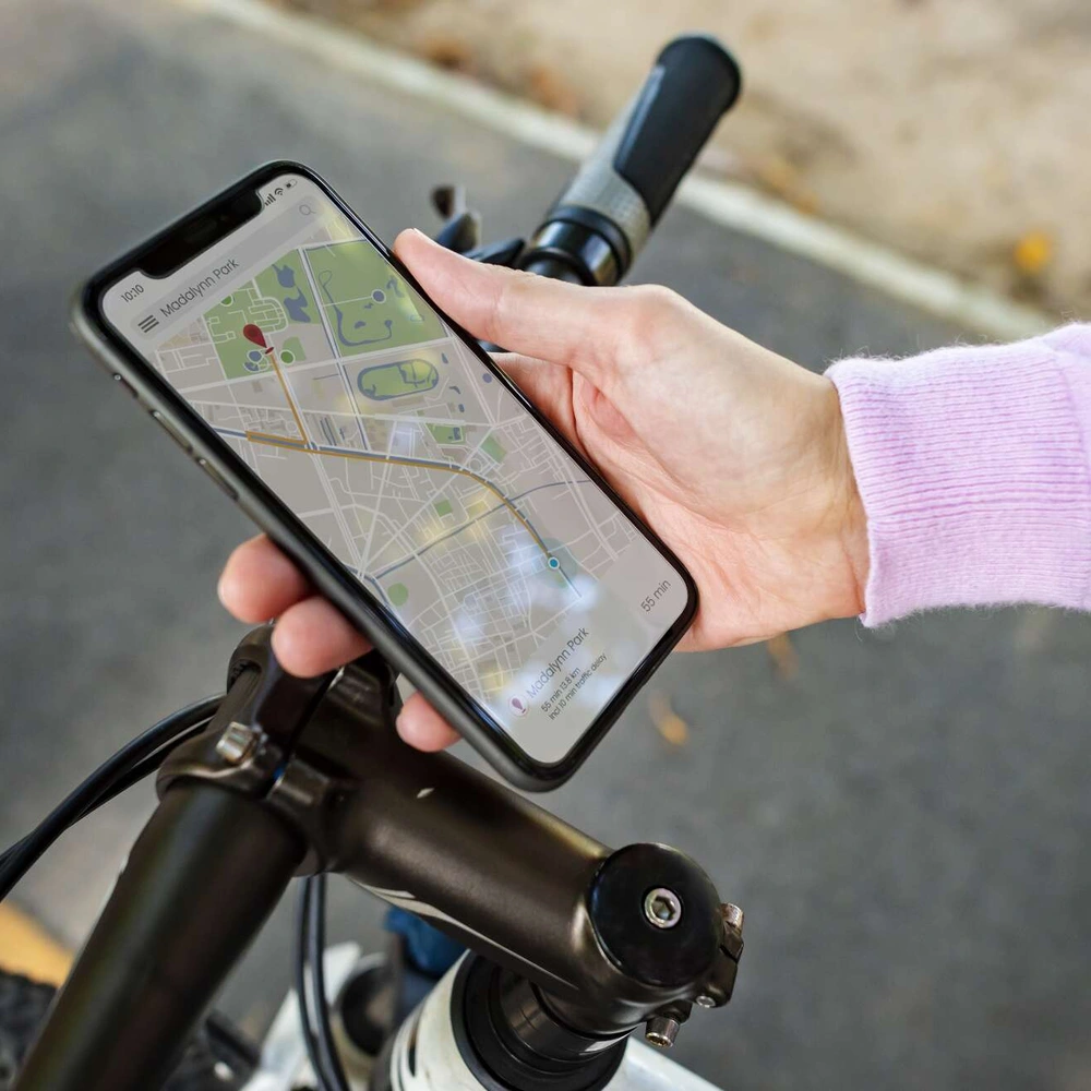 Digitale Tourenplanung Ein Smartphone wird am Lenrad eines Fahrrads befestigt.