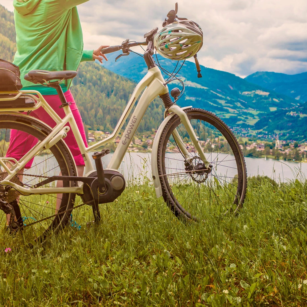 Der neue E-Bike-Antrieb im Überblick Frau mit einem E-Bike schaut in die Natur