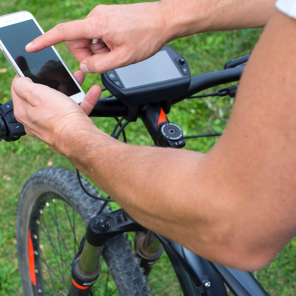 E-Bike Kommunikation - die Zukunft des E-Bikes Ein Handy neben einem E-Bike Display
