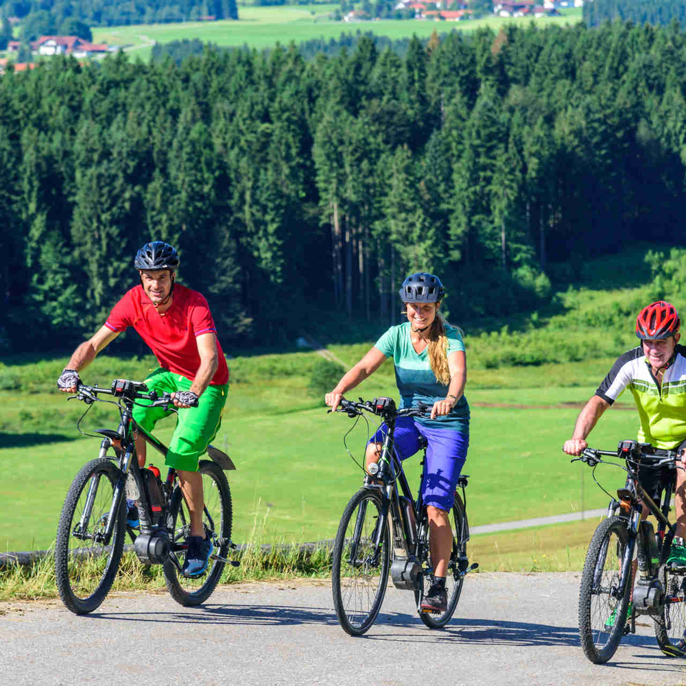 Höhere E-Bike Kosten = bessere Qualität? Drei Personen fahren E-Bike