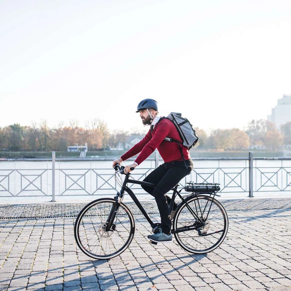 E-Bike Leasing: Nutzen von finanziellen und gesundheitlichen Vorteilen Eine Person fährt Fahrrad.