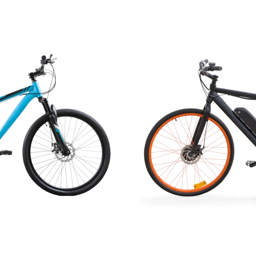 E-Bike vs. Fahrrad: Was passt zu dir? Fahrrad und E-Bike stehen sich gegenüber