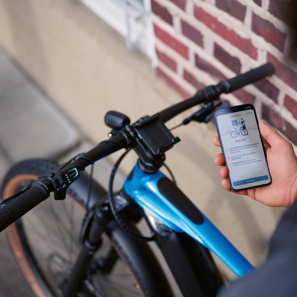 eBike Flow App – Aktivierung der eBike Lock Funktion Person bedient die E-Bike App eBike Flow