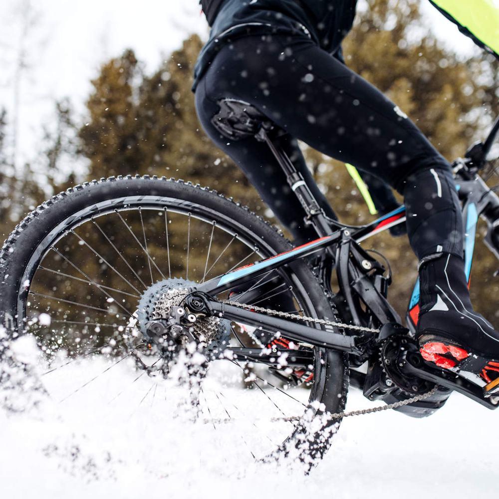 Sind E-Bikes im Winter wirklich günstiger? Person fährt auf E-Bike durch den Schnee
