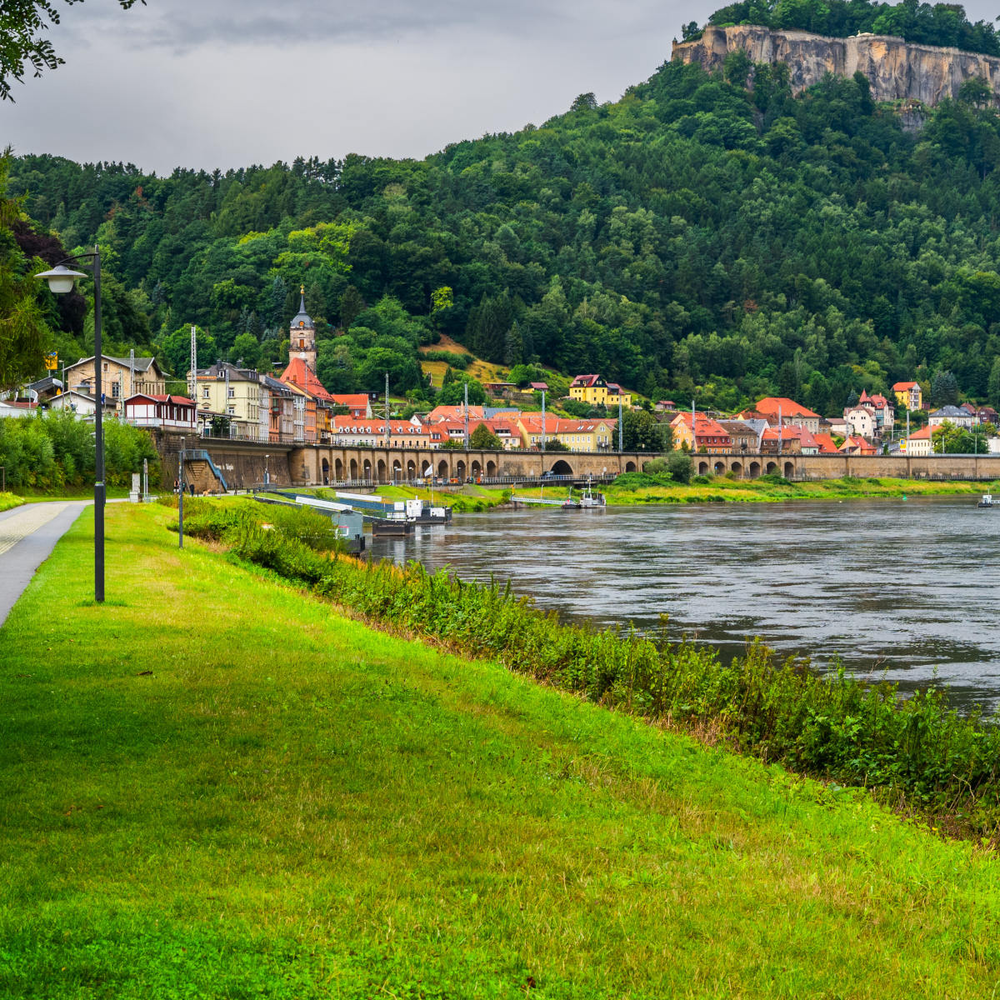 Erkunde Sehenswürdigkeiten und Natur auf dem abwechslungsreichen Elberadweg Der Elberadweg bei Königstein mit der Festung