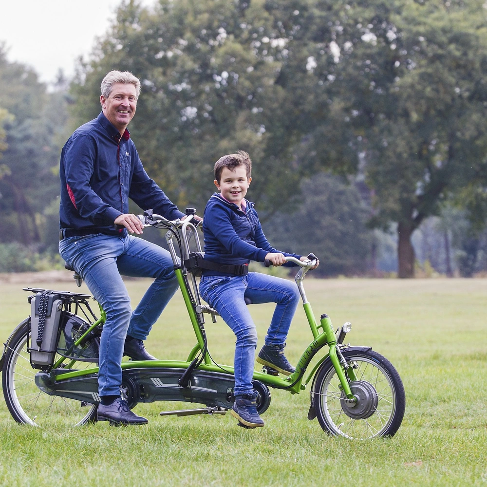 Das Eltern-Kind-Tandem - gemeinsam sicher auf dem Fahrrad Ein Mann und ein Kind sitzen auf einem Tandem.