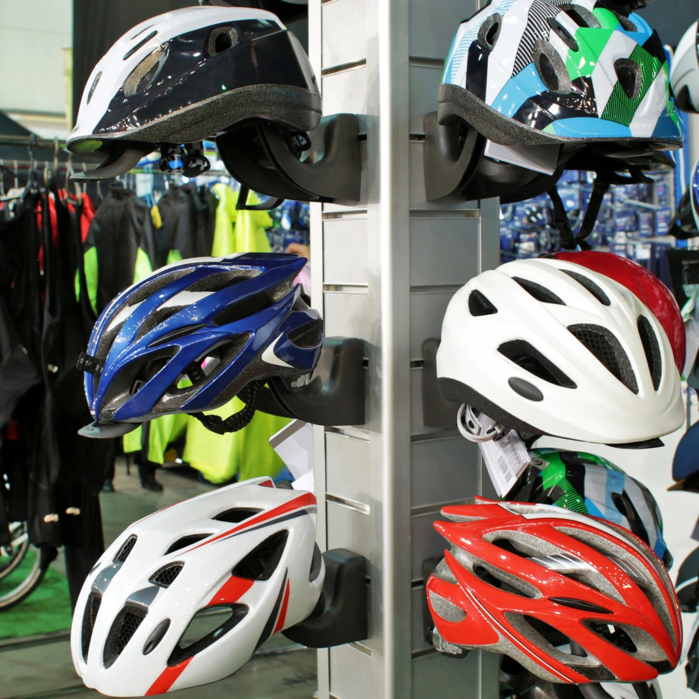 Ausstellungsstand mit Fahrradhelmen und Fahrrädern