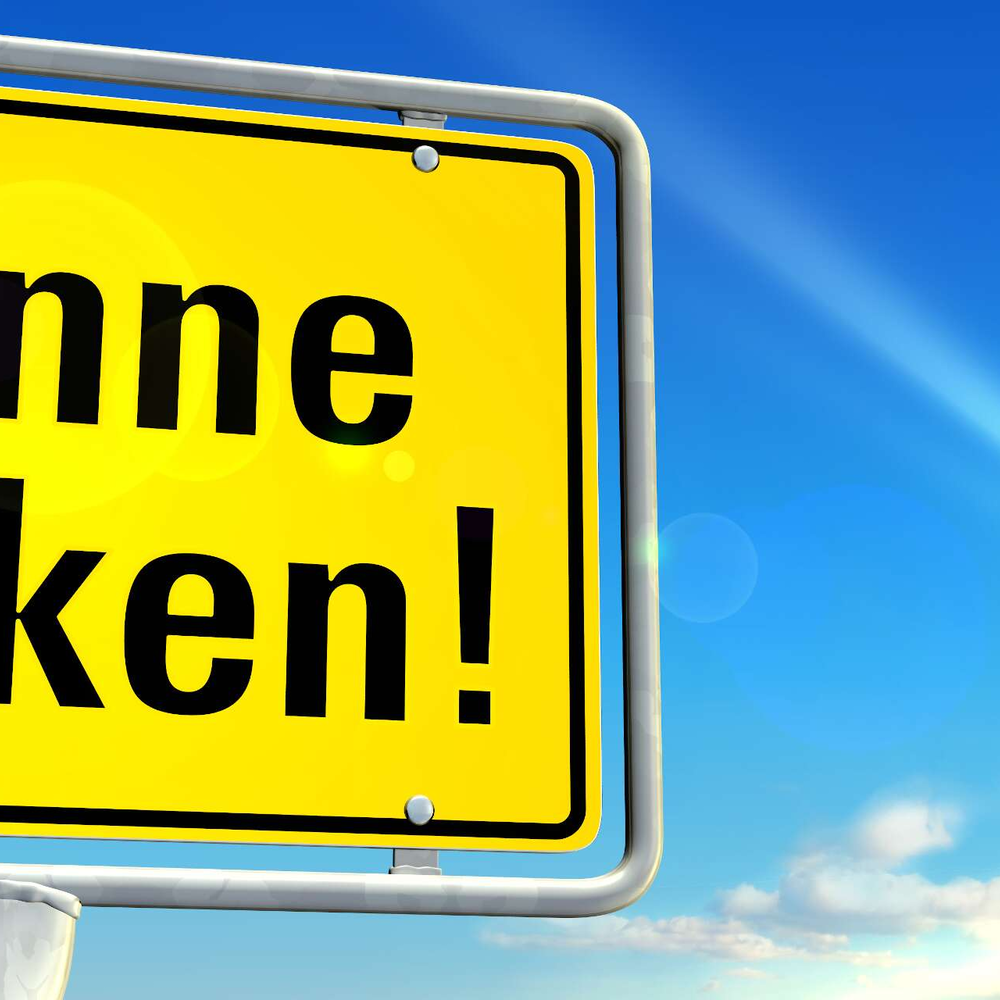 Fahrrad mit Sonnenenergie Ein Schild auf dem Sonne tanken drauf steht.