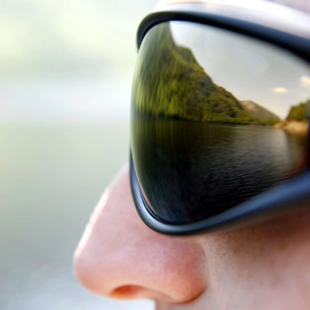 Die Fahrradbrille und ihre Eigenschaften Eine Person trägt eine Fahrradbrille.