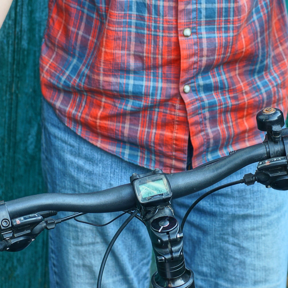 Fahrradgriff wechseln: Step-by-Step Anleitung Mann hält zwei Lenkergriffe neben einen Lenker