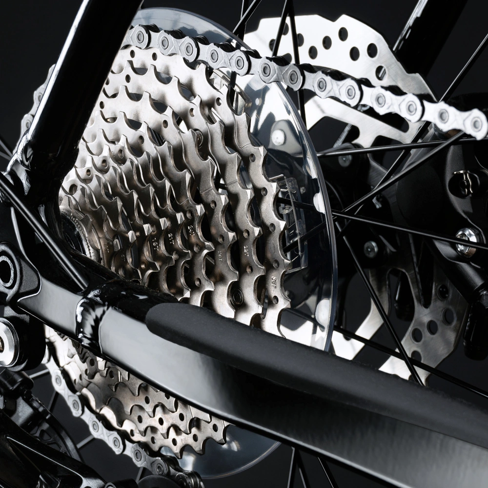 Detaillierte Nahaufnahme einer Fahrradkette und Ritzel in Schwarz und Silber.