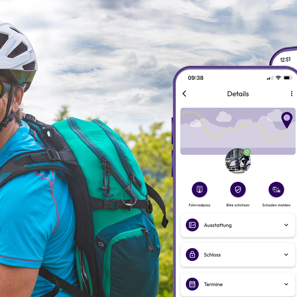 Lächelnder Radfahrer mit Handschuhen, Rucksack und Smartphone vor einer Berglandschaft.