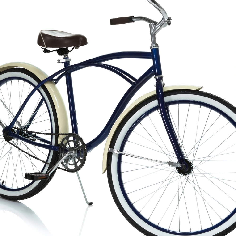Mit wenigen Handgriffen Fahrradständer montieren Ein Cruiser-Fahrrad auf weißem Hintergrund, der mithilfe eines Seitenständers abgestellt ist