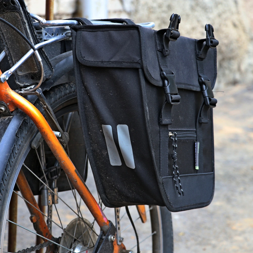 Schwarze Fahrradtasche an einem orangefarbenen Fahrrad
