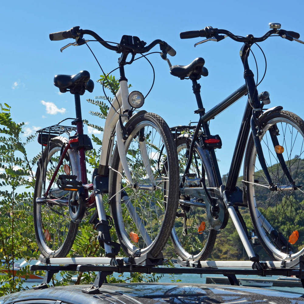 Fahrradträger fürs Auto: Welche sich für dein Auto eignen Fahrradträger eines Autos mit Fahrrädern darauf