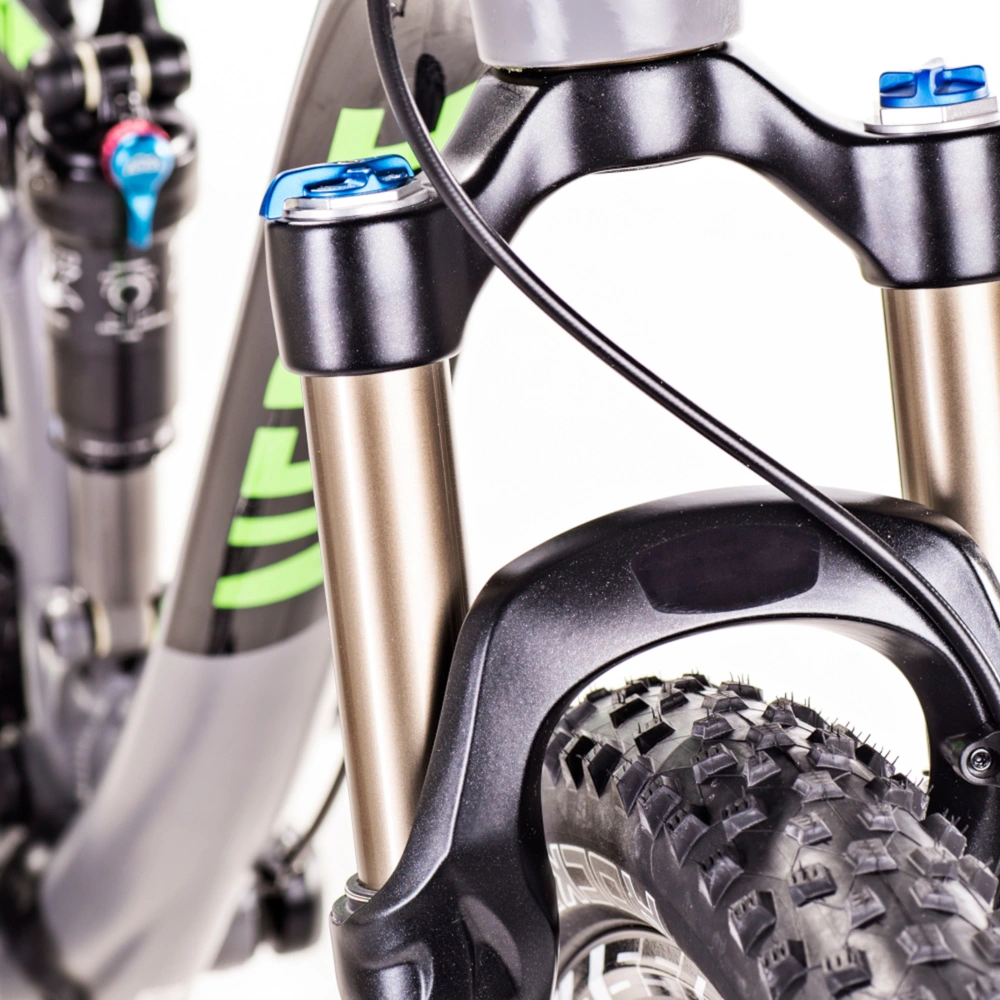 Modernes Mountainbike mit einer Federgabel