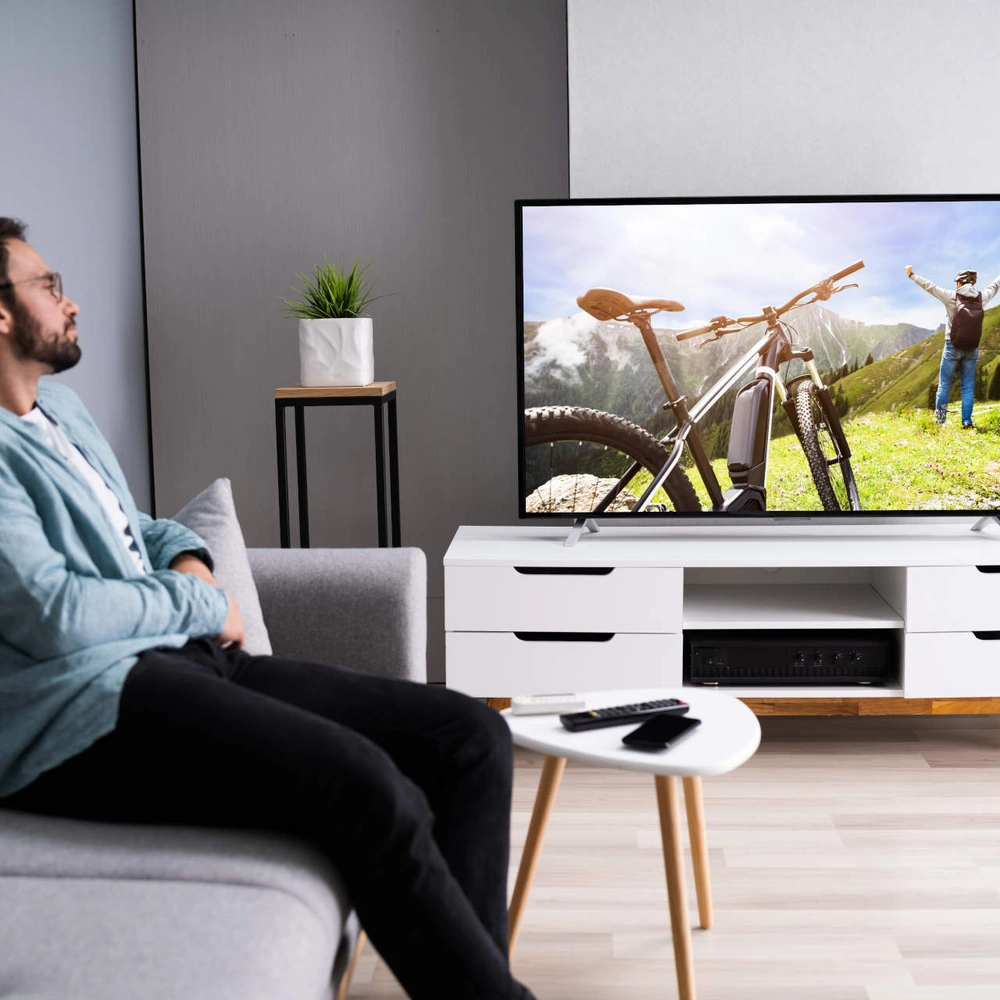 Fahrrad Filme - Entertainment für die gesamte Familie Ein Mann der gerade Fernseh schaut der gerade ein Fahrrad zeigt