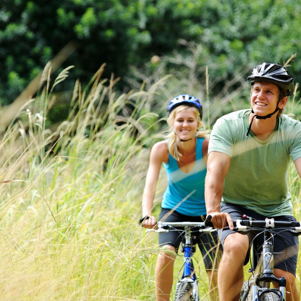 Gesundheitsassistent Fahrrad Zwei Personen fahren mit dem Fahrrad in der Natur.