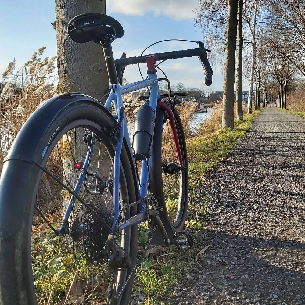 Gravel Bike - der sportliche Allrounder Ein Gravel Bike von hinten fotografiert auf einem Schotterweg bei sonnigem Winterwetter..