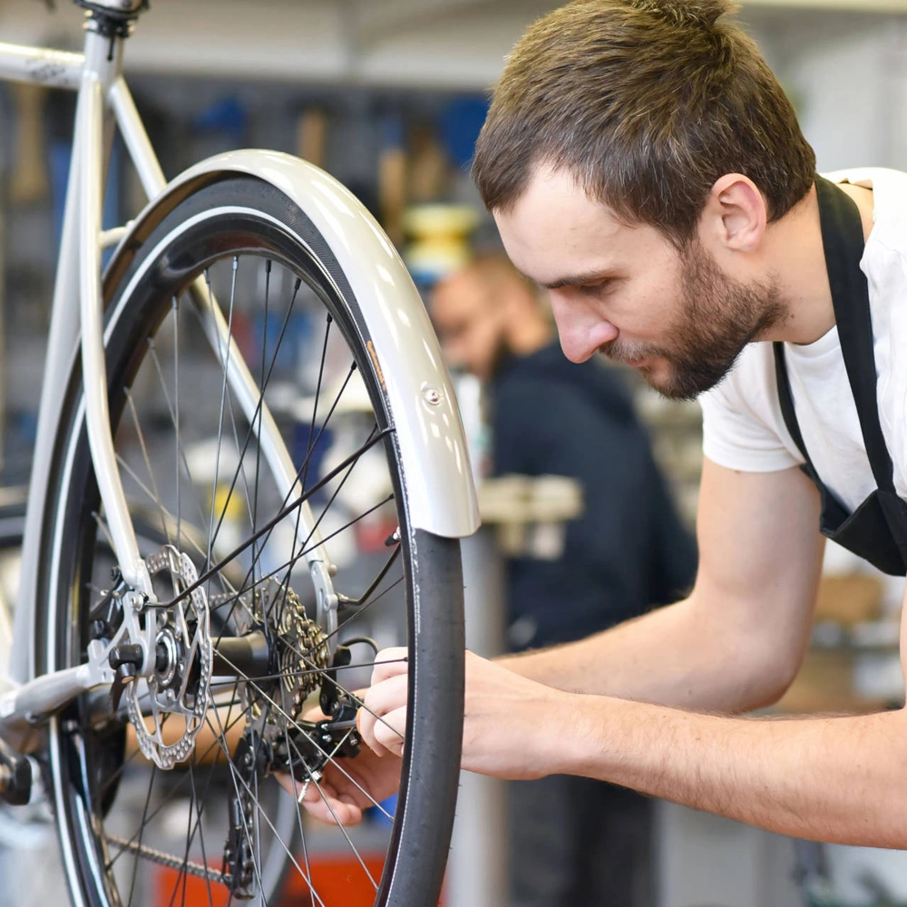 Green Disc Edition 2022: Neuartige und smarte Kettenpflege Person pflegt seine Fahrradkette
