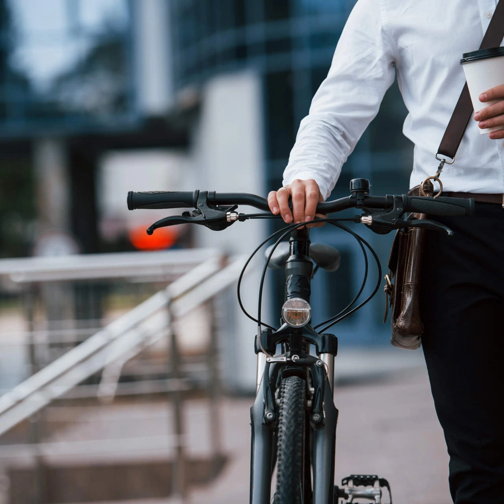 Allrounder - Bikes für jedes Terrain Person schiebt Fahrrad neben sich her