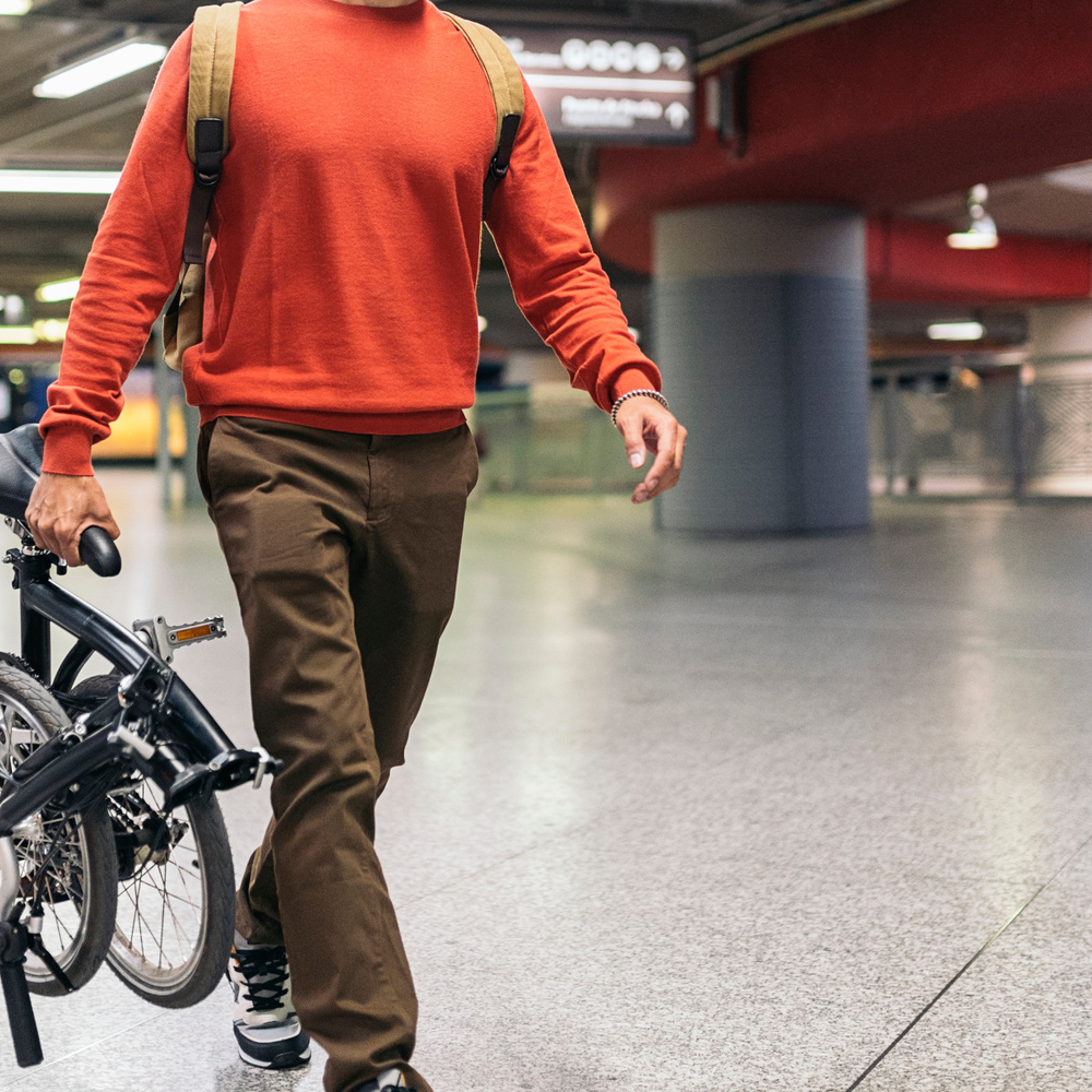 Finde dein günstiges Klapprad für mehr Komfort Mann trägt ein Klapprad in der U-Bahn