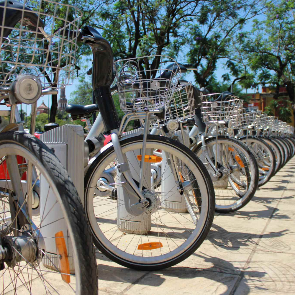 Kompakträder erobern die Großstädte Viele Kompakträder stehen an Fahrradständern in einer Stadt