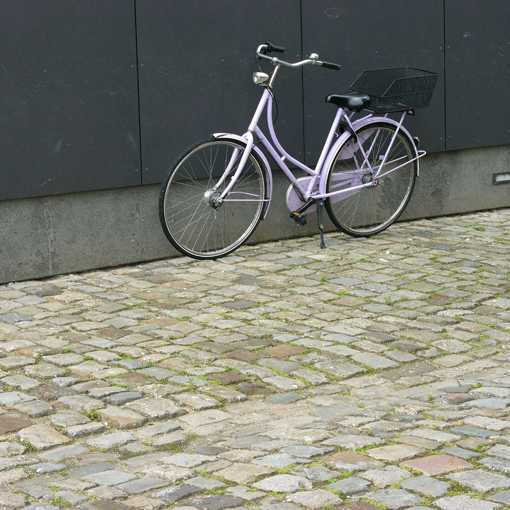 Das Hollandrad - Eine Ikone unter den Bikes Das Hollandrad steht draußen vor einer Wand.
