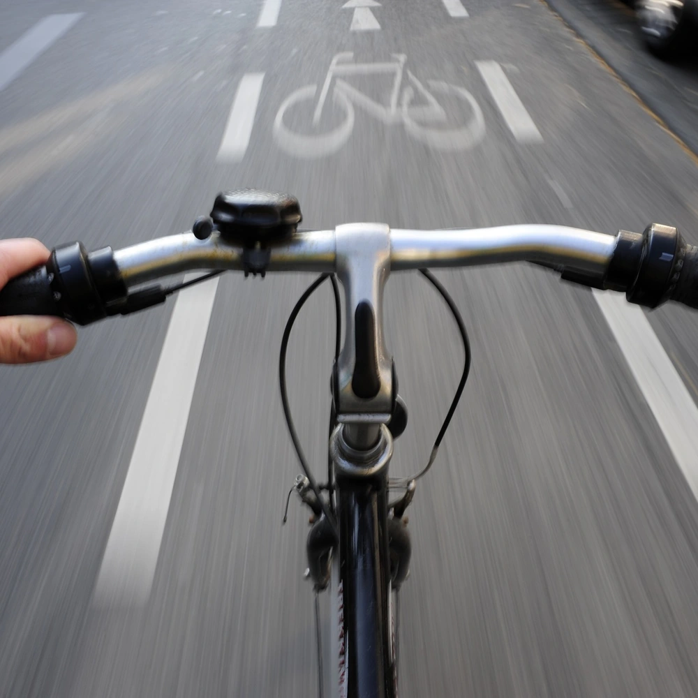 Auch bei Fahrrädern gibt es verschiedene Antriebsmöglichkeiten. Radfahrer fährt auf Fahrradweg