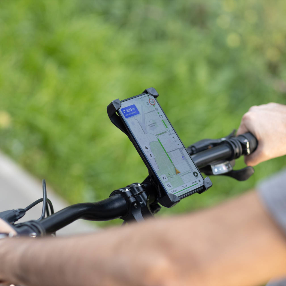 Komoot Fahrrad App im Einsatz Person fährt mit einem Fahrrad Navigationsgerät