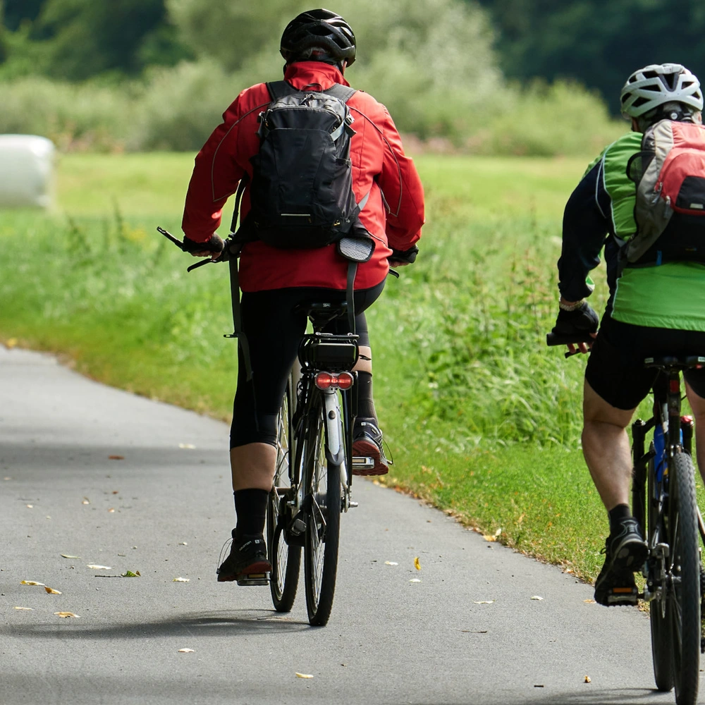 Radfahrer unterwegs auf dem Lahn-Radweg im sonnigen Spätsommer 
