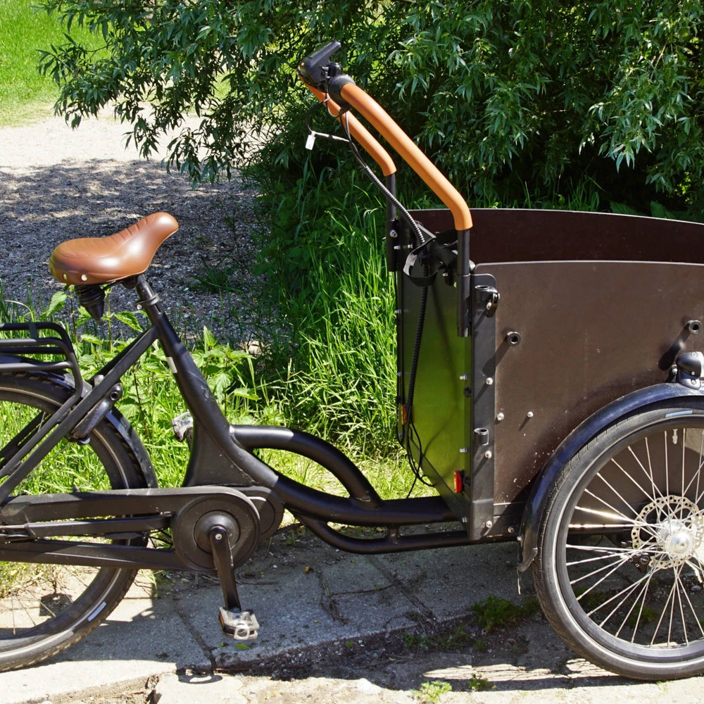 Die Vergleichssieger im Lastenrad-Test Lastenrad steht auf einem Schotterweg