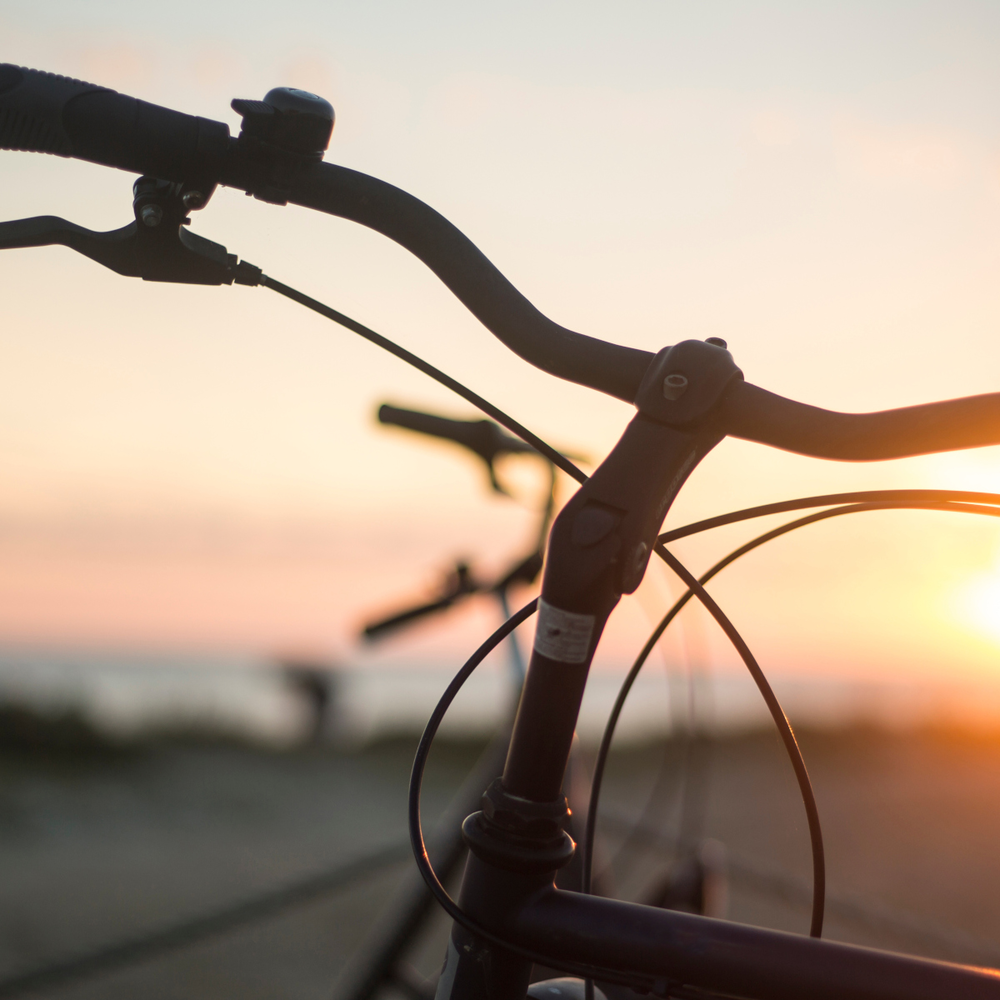 So stellst du dein Fahrrad richtig ein! Fahrradlenker im Sonnenuntergang.
