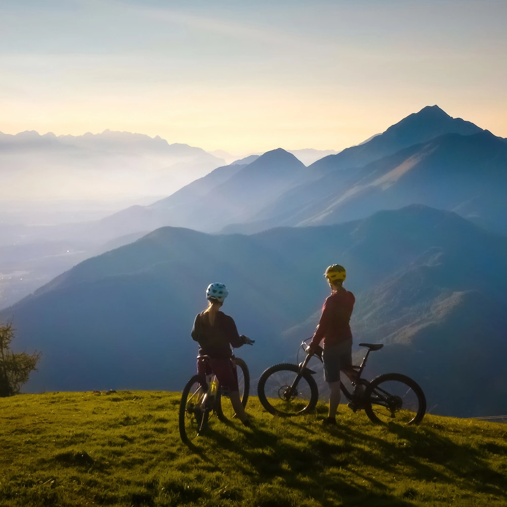 Für Offroad-Abenteuer bietet Merida eine Vielzahl an Mountainbikes Zwei Fahrradfahrerinnen stehen auf einem Berg und schauen in die Ferne