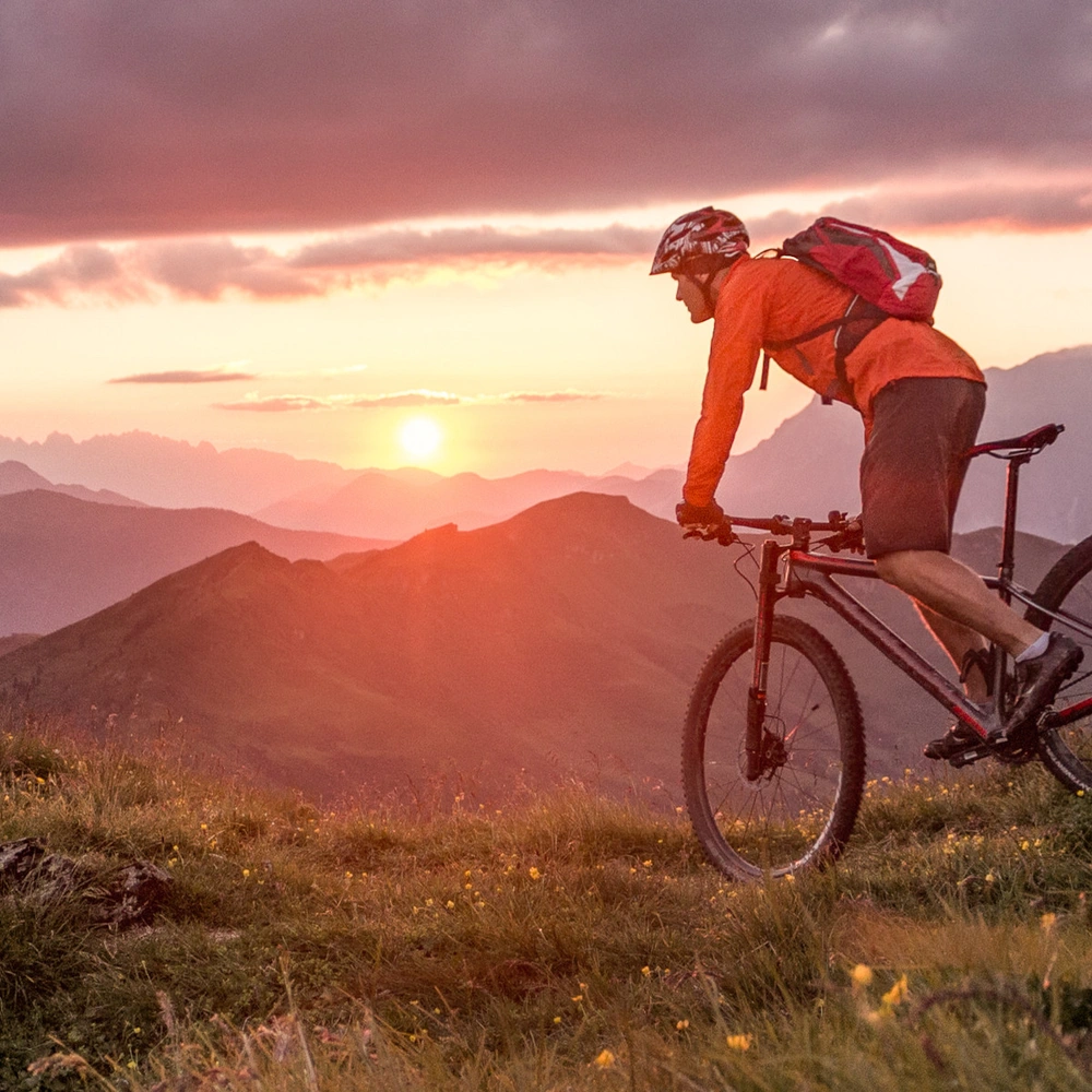 Mountainbike Test: Das sind die Testsieger Mann fährt mit einem Mountainbike durchs Gelände