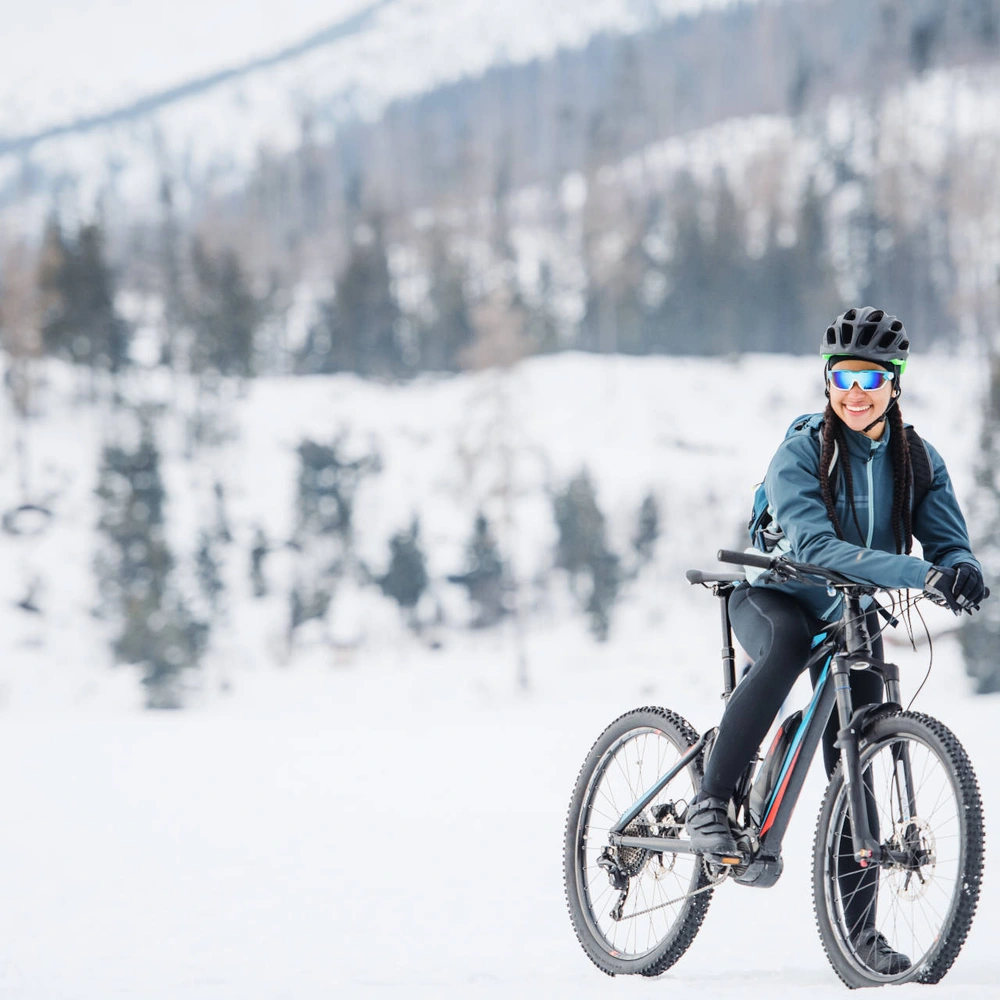 Radreise im Winter - Tipps und Tricks Person fährt im Winter Fahrrad