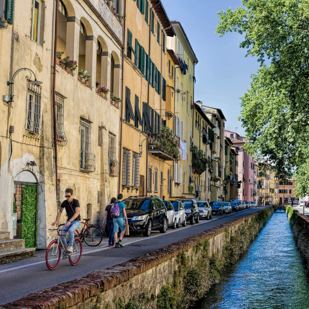 Radtour Toskana - Italien für Sie gebündelt Panoramabild von einem Radweg neben einem Fluss in der Toskana