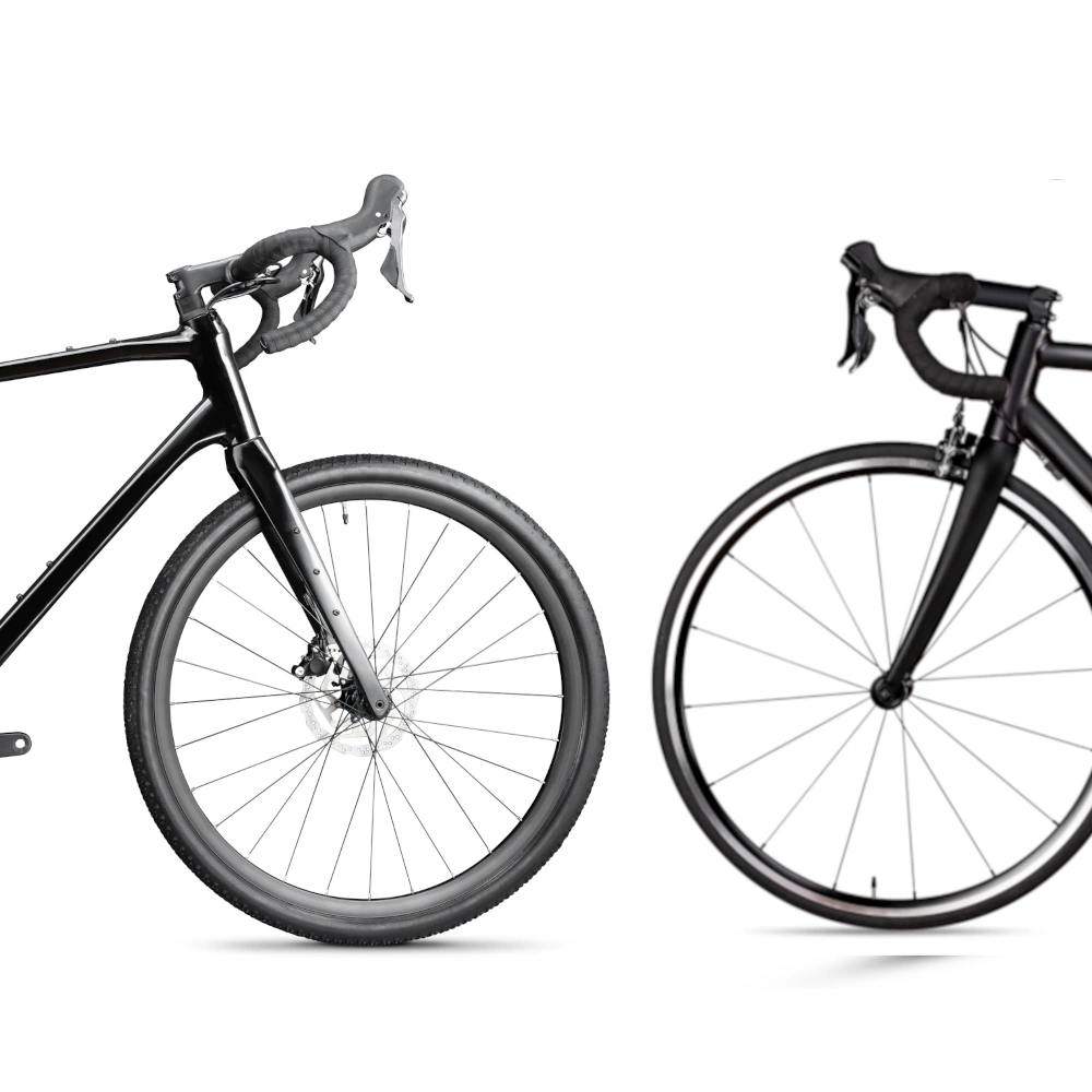 Gravelbike und Rennrad stehen sich auf einem weißen Hintergrund gegenüber