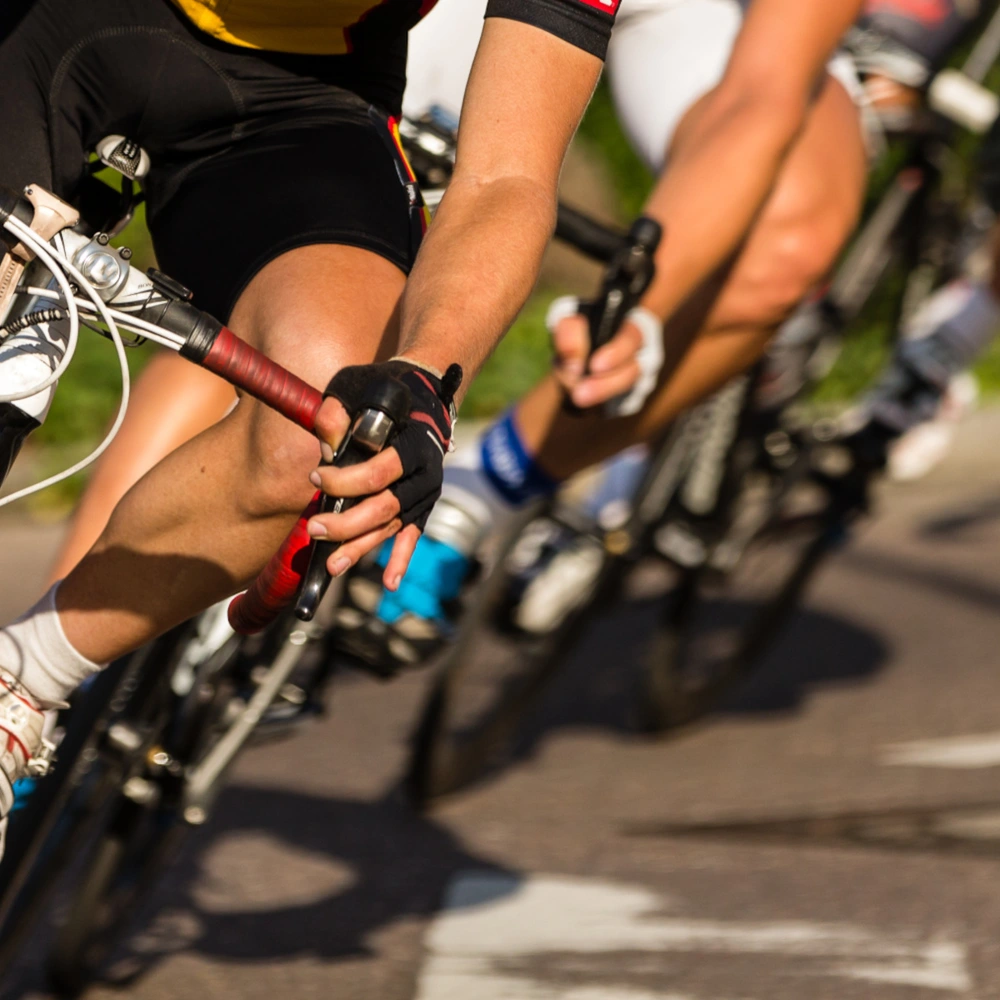 Alle Infos zum Rennrad-Test gibt's hier Radrennen mit Rennrädern, die gerade durch eine Kurve fahren