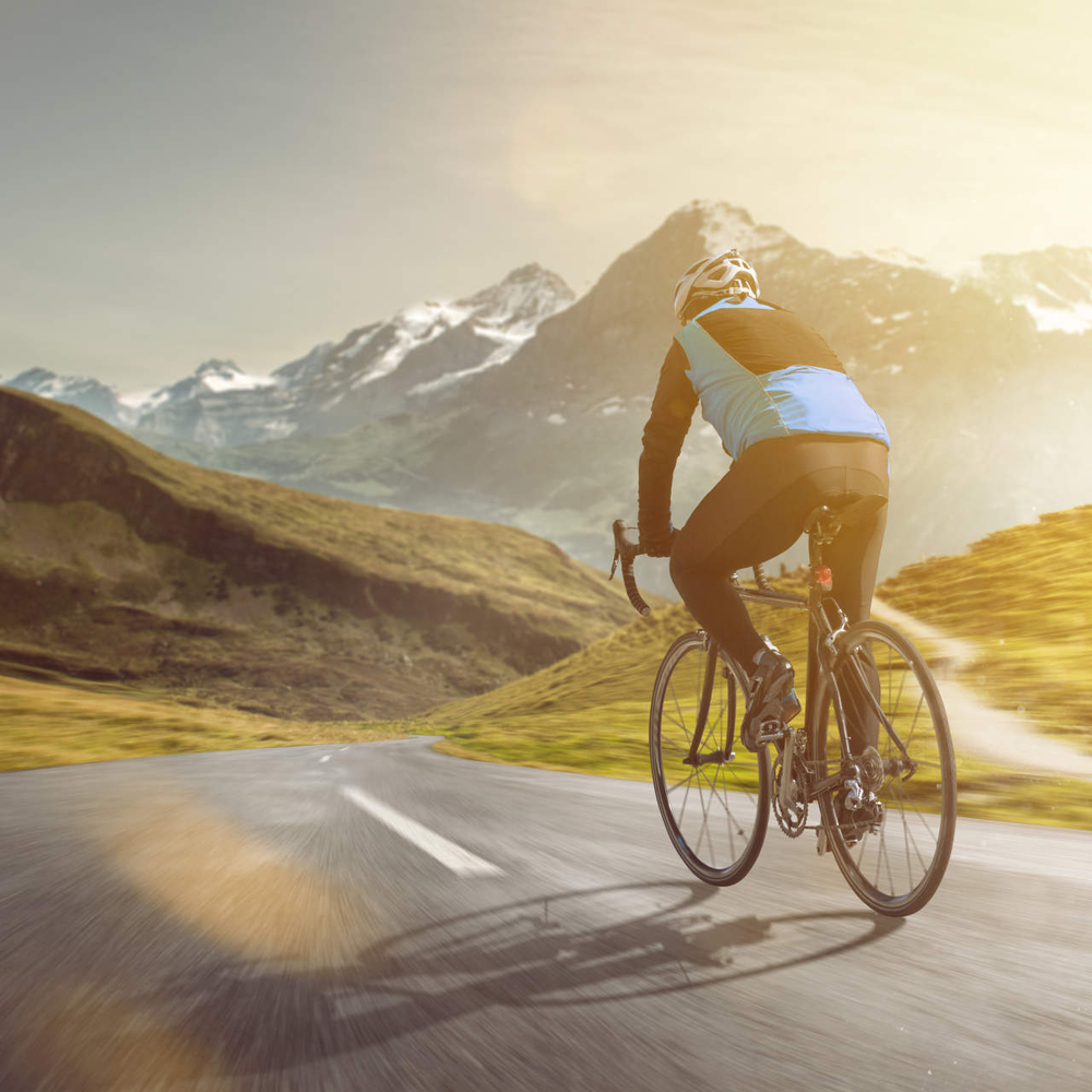 Rennrad-Training: Tipps für Einsteiger Person fährt auf dem Rennrad Fahrrad