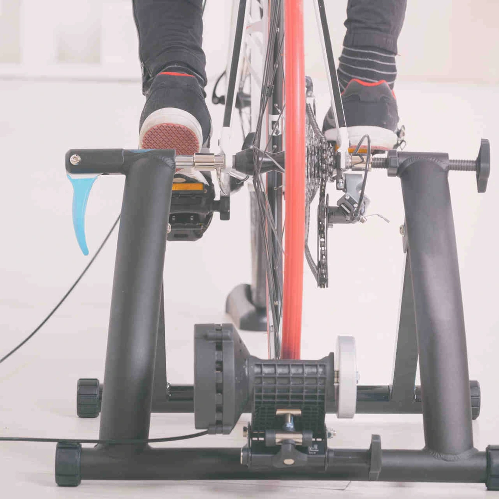 Indoor-Training auf dem Rollentrainer Person Trainiert auf den Fahrrad Rollentrainer