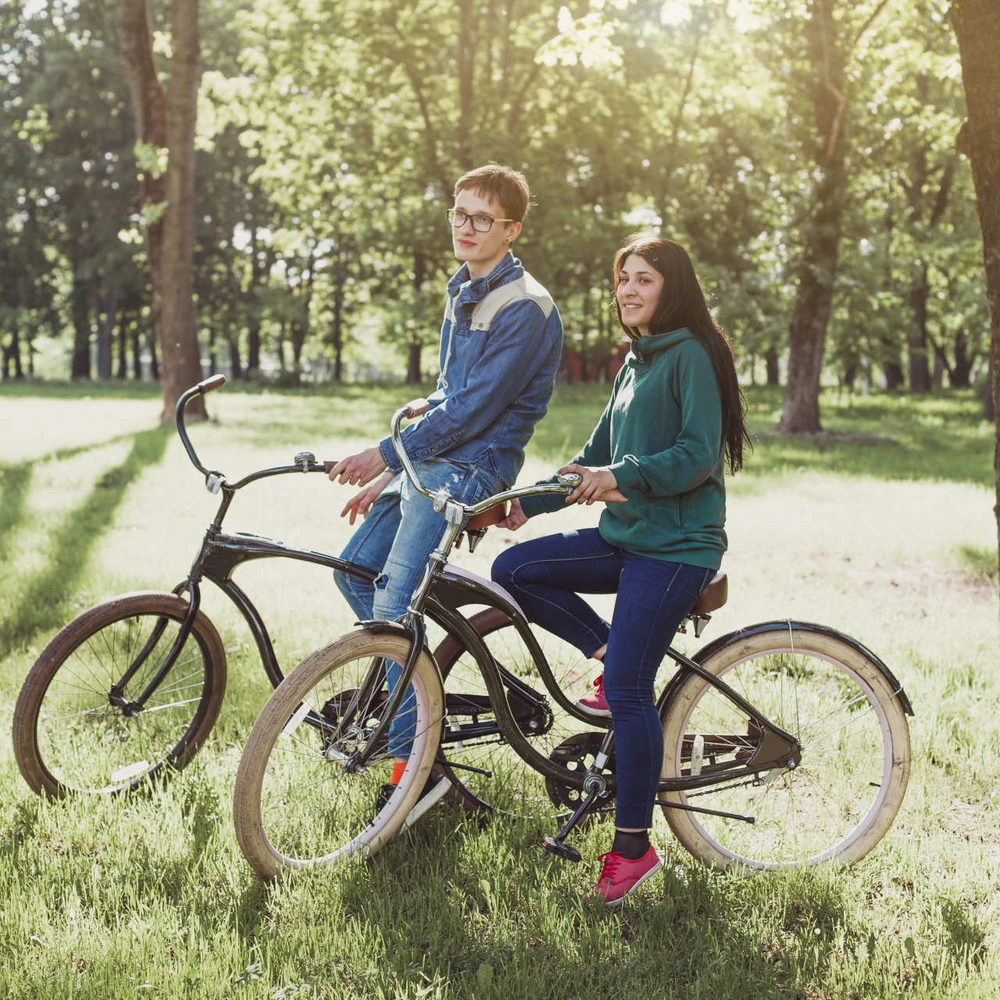 Ruff Cycles – mit dem Retro Bike unterwegs Zwei Personen mit dem Retro Bike unterwegs